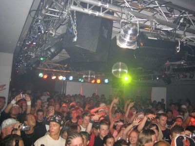 Abbildung 2:Blick vom DJ-Pult aus. Zu sehen sind hinten die Par56-Strahler (Einer davon vorne im Bild), links eine Reihe Par36 und Scanner und vorne ein Flowereffekt.