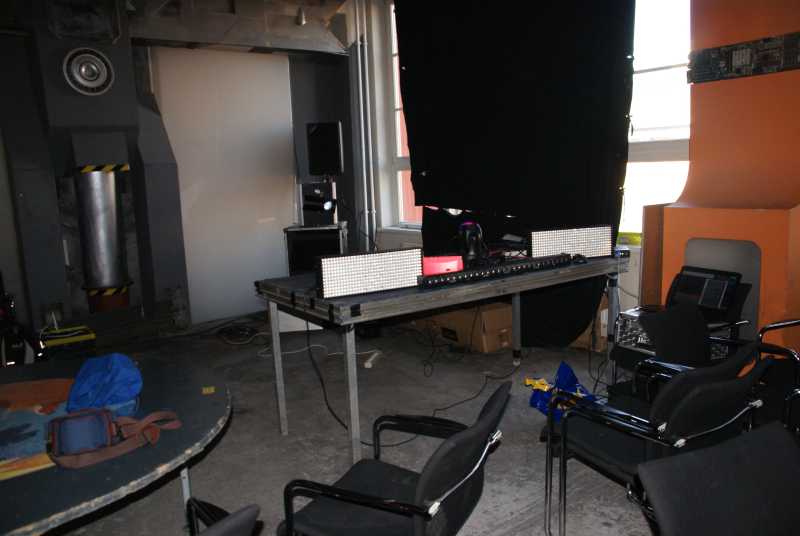 Datei:C-base 02Geraetetisch.jpg