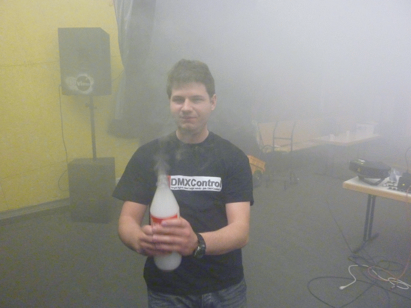 Datei:DMXC2011 Ersatznebelmaschine.gif