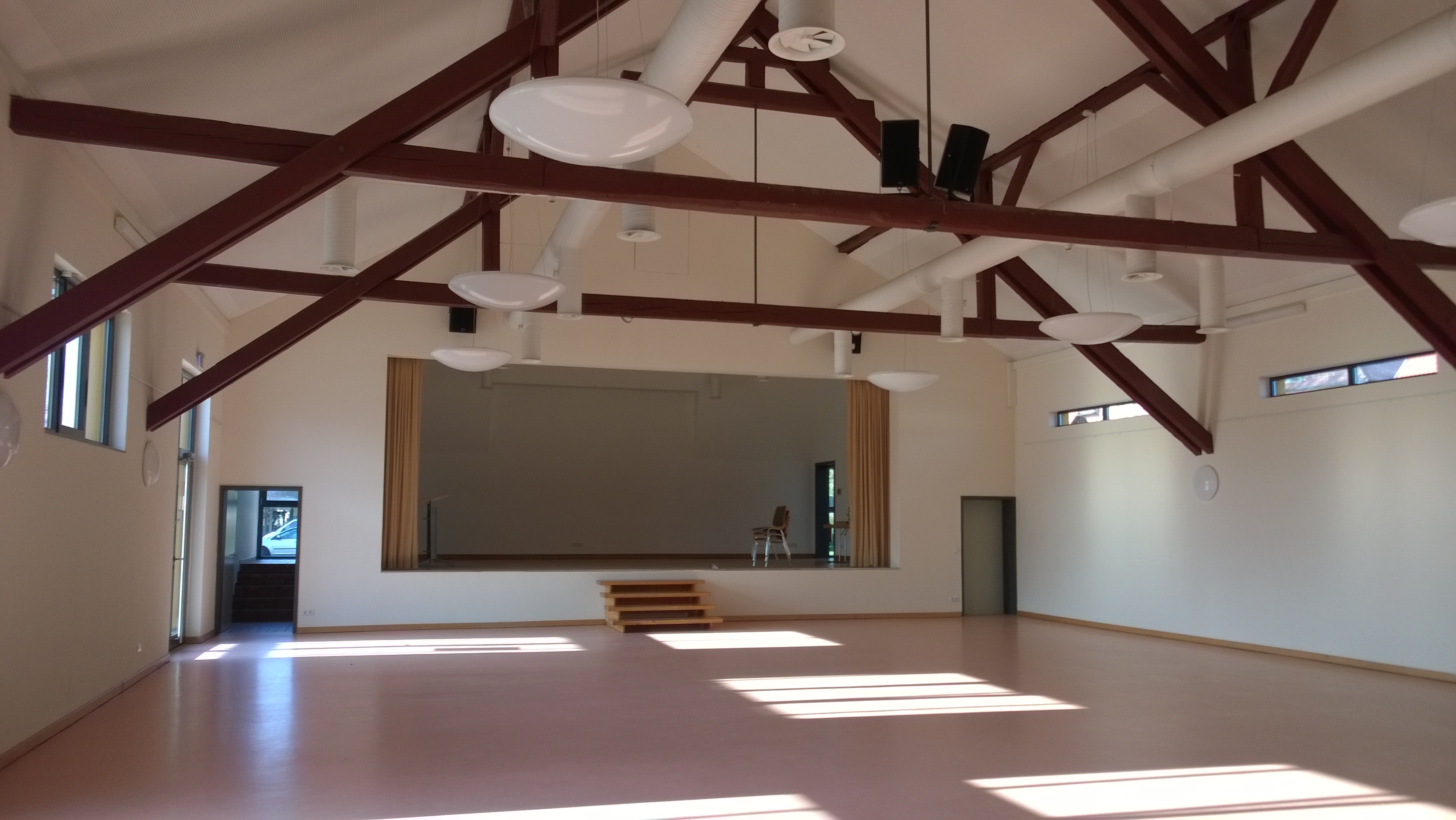 Foto des Innenraums der Spechaahalle, Bühnenansicht