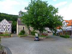 Außenansicht des Kirchplatzes in Niederkaufungen