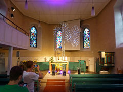 Blick in Richtung des Altars zu den probeweise aufgebauten MovingHeads und LED-PARs