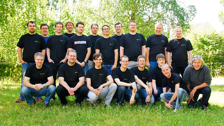 Der Verein beim Gruppenfoto (Gäste in Klammern) hinten (v.l.n.r.): (Moritz (RPi Beamertool)) Julien, (Stefan (Soda Cassel)), Stefan G. Mitte: Marcel, Dennis, Markus M., Philipp, Stefan K., Uwe, Frank Vorn: Wolfang, Dirk, Patrick, Jens-Peter, Christian, Marten, Maik, (Tom (OLA))