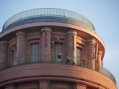 Die Aufbaucrew von unten