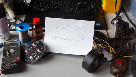 Ordentliche Hinweise bei Arbeiten unter Spannung gehören immer dazu