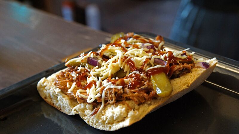 Datei:DMXC-Treffen 2021-2 Pulled-Pork-Burger.jpg