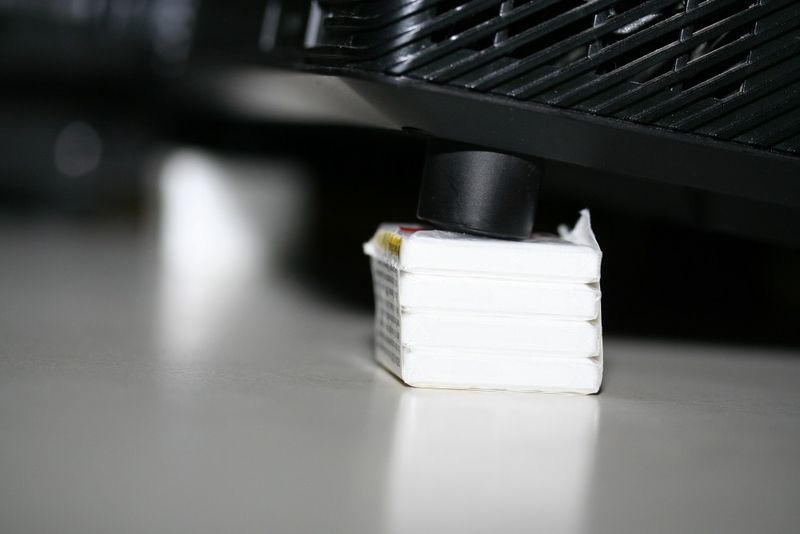 Datei:DMXControlTreffen2014 Videoprojektor Höheneinstellung.jpg