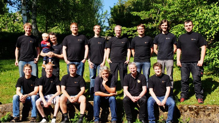 Der Verein beim Gruppenfoto hinten (v.l.n.r.): Julien, Arne mit Nachwuchs, Stefan K., Jens-Peter, Wolfgang, Philipp, Patrick, Marcel. vorne (v.l.n.r): Christian, Maik, Frank Br., Thomas (Gast), Frank, Marten. Nicht im Bild: Markus und Moritz