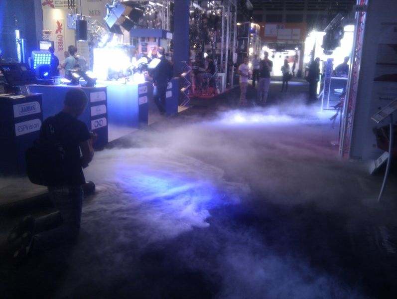 Datei:ShowTech2013 Bodennebel.jpg